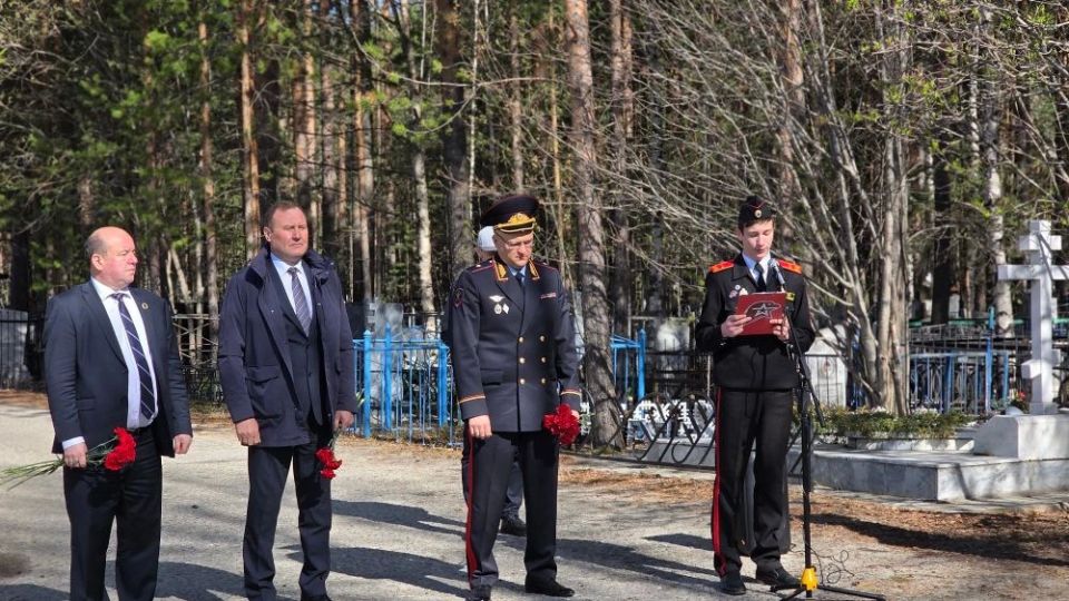 Рабочий визит начальника УМВД России по ХМАО–Югре генерал-майора полиции Сергея Ветохина в г. Сургут: напутствие молодым сотрудникам и память о героях Рабочий визит начальника УМВД России по ХМАО–Югре генерал-майора полиции Сергея Ветохина в г. Сургут: напутствие молодым сотрудникам и память о героях