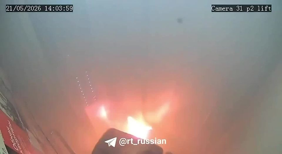 Пауэрбанк вспыхнул у девушки в лифте в Сургуте