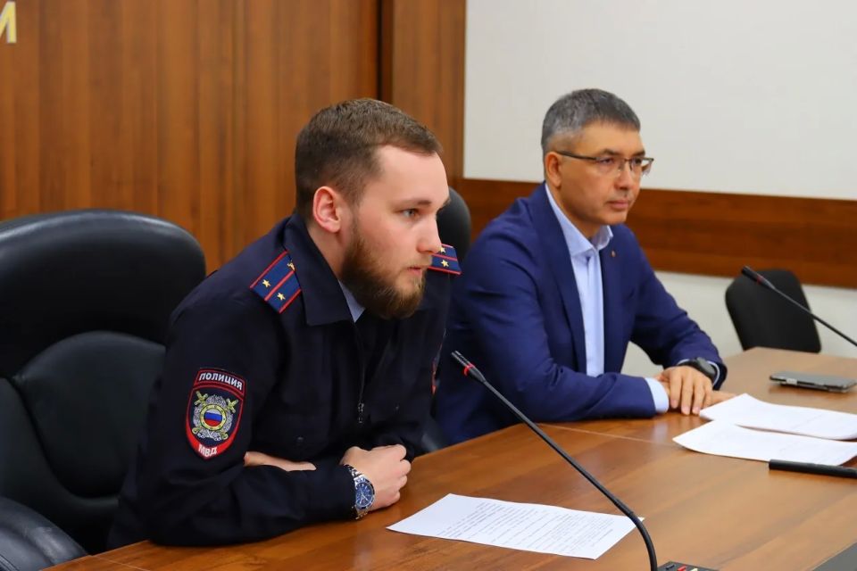 В Ханты-Мансийске полицейские вместе с общественниками проводят встречи в трудовых коллективах по профилактике мошенничества В Ханты-Мансийске полицейские вместе с общественниками проводят встречи в трудовых коллективах по профилактике мошенничества