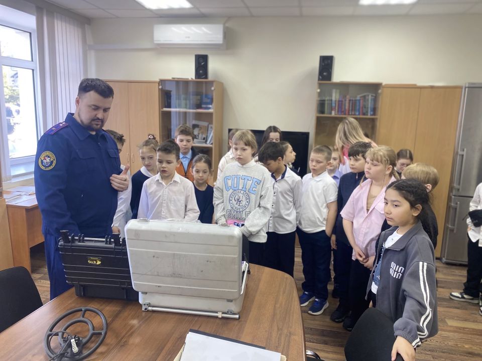 Следственное управление продолжает работу по профессиональной ориентации подрастающего поколения и профилактике противоправного поведения среди детей и подростков Следственное управление продолжает работу по профессиональной ориентации подрастающего поколения и профилактике противоправного поведения среди детей и подростков