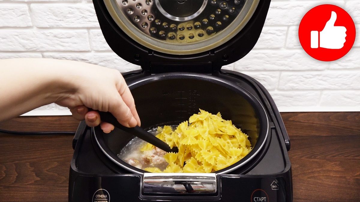 Сытное блюдо на скорую руку: макароны с тушенкой и перцем в мультиварке