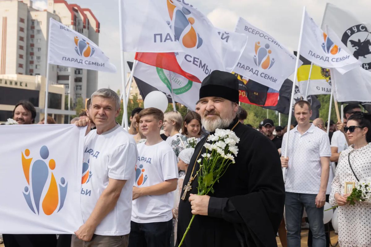 Сургутские семьи прошли во Всероссийском параде семей Сургутские семьи прошли во Всероссийском параде семей