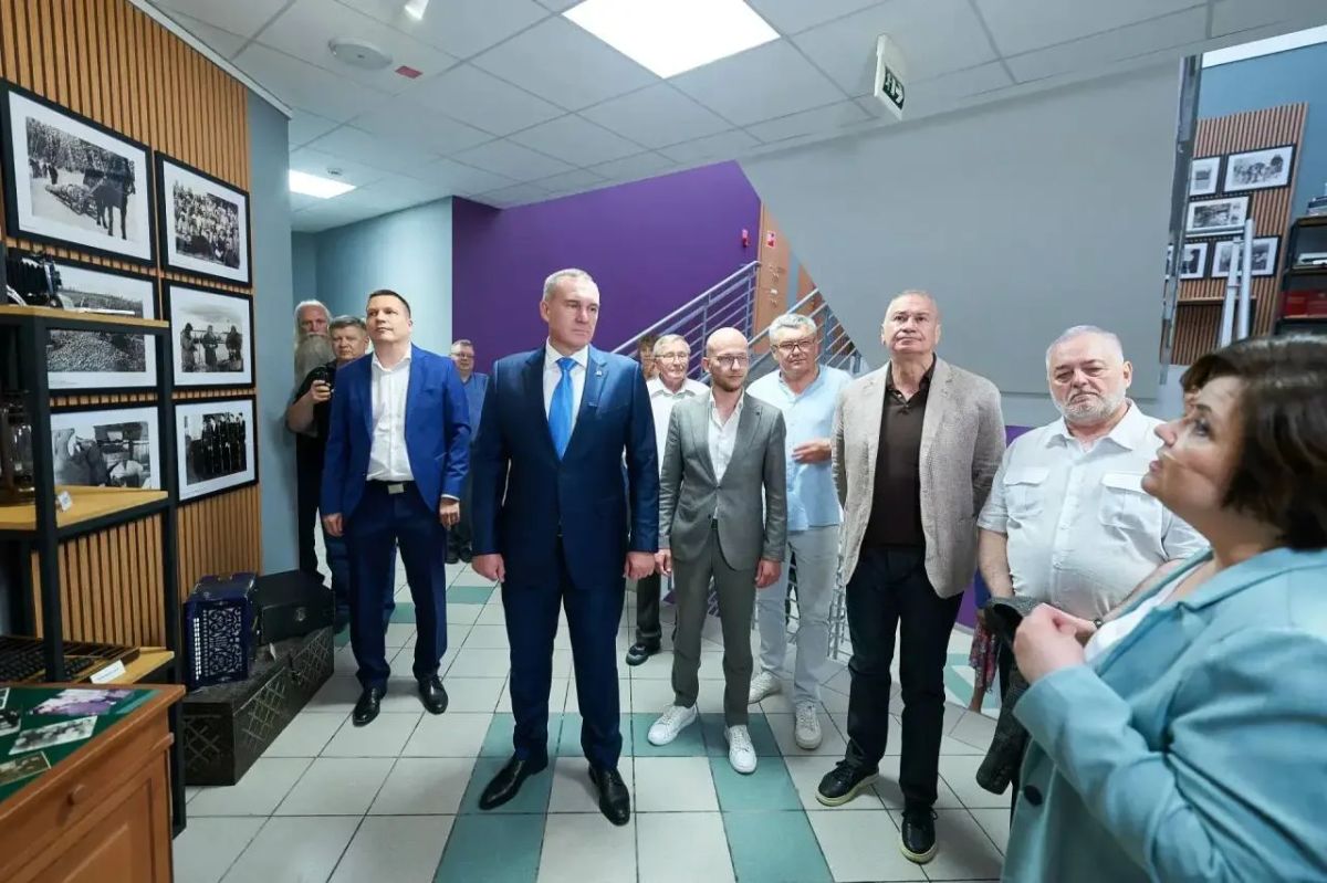 Губернатор Югры Руслан Кухарук поздравил коллектив старейшего печатного издания округа с 95-летним юбилеем Губернатор Югры Руслан Кухарук поздравил коллектив старейшего печатного издания округа с 95-летним юбилеем