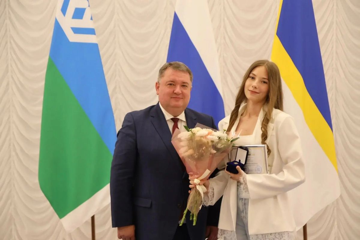 Еще 13 выпускников школ города Нижневартовска получили медаль «За особые успехи в учении» и высший знак школьного отличия «Лучший ученик» Еще 13 выпускников школ города Нижневартовска получили медаль «За особые успехи в учении» и высший знак школьного отличия «Лучший ученик»