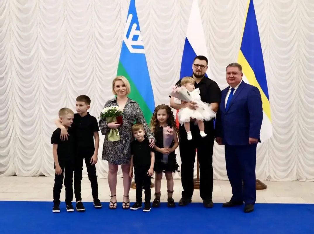 Глава Нижневартовска Дмитрий Кощенко поздравил горожан с Днем семьи, любви и верности Глава Нижневартовска Дмитрий Кощенко поздравил горожан с Днем семьи, любви и верности
