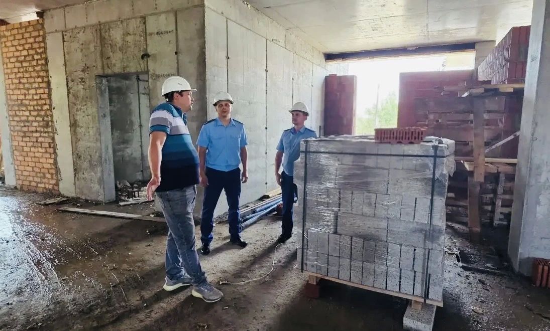 Заместитель прокурора округа Григорий Сухоруков посетил объект незавершенного строительства – участковую больницу в поселке городского типа Приобье