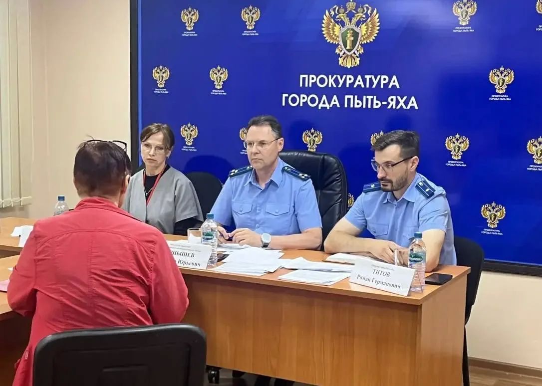 Заместитель прокурора автономного округа Александр Чернышев провел личный прием жителей города Заместитель прокурора автономного округа Александр Чернышев провел личный прием жителей города