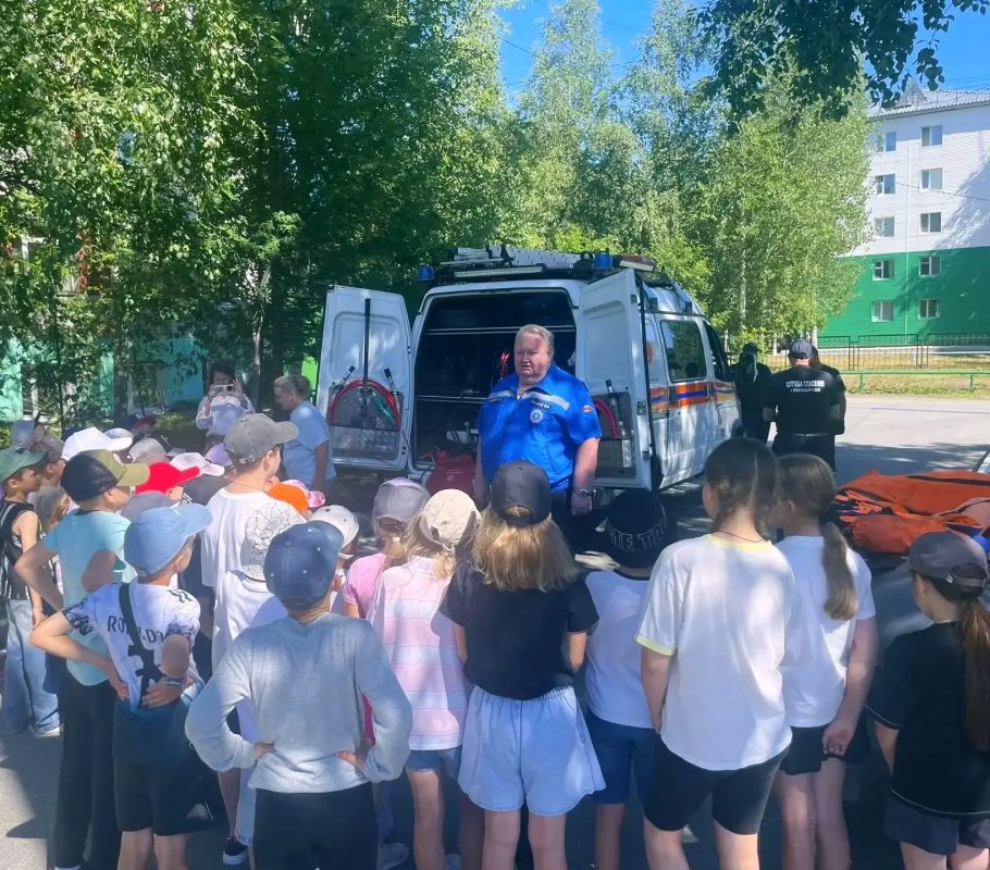 Спасатели напомнили детям о правилах безопасности у водоемов Спасатели напомнили детям о правилах безопасности у водоемов