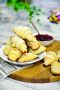 Идея для вкусного десерта: рогалики с вишнёвым джемом