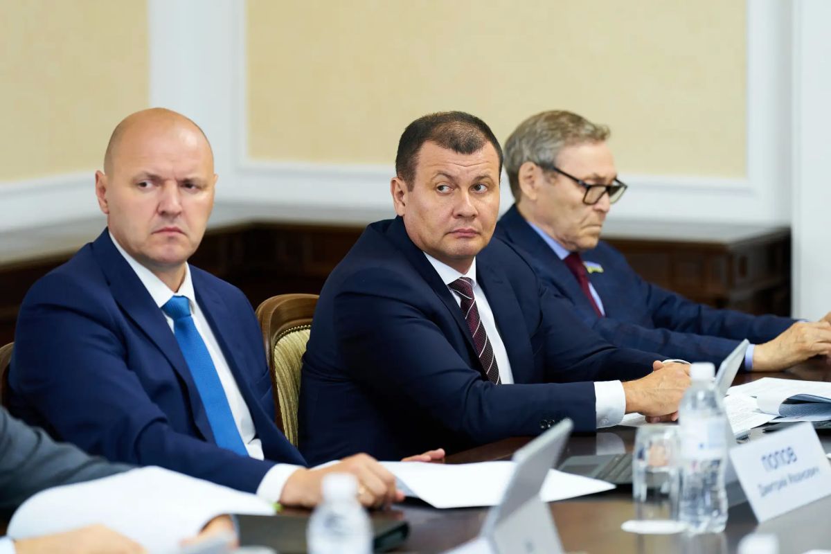 Руслан Кухарук: На заседании Оперативного штаба обсудили ситуацию по обеспечению топливом специализированного оборудования и автомобильного транспорта, задействованного в решении задач безопасности, медицинского обеспечения... Руслан Кухарук: На заседании Оперативного штаба обсудили ситуацию по обеспечению топливом специализированного оборудования и автомобильного транспорта, задействованного в решении задач безопасности, медицинского обеспечения...