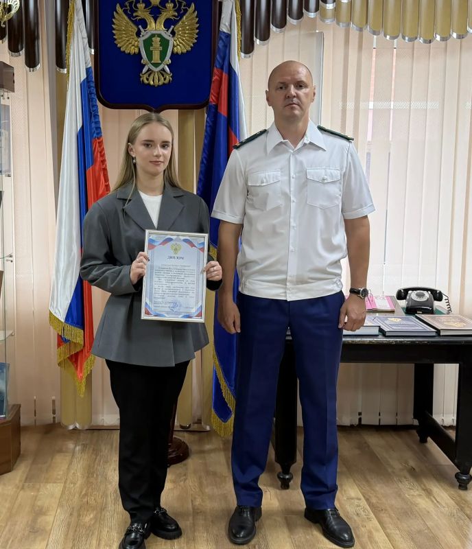 В прокуратуре Югры состоялось торжественное поздравление выпускников школ с успешным прохождением конкурсного отбора и получением направлений о целевом обучении в Институте прокуратуры Уральского государственного... В прокуратуре Югры состоялось торжественное поздравление выпускников школ с успешным прохождением конкурсного отбора и получением направлений о целевом обучении в Институте прокуратуры Уральского государственного...