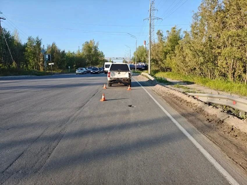 Гонщик врезался в машину, стоящую на светофоре Гонщик врезался в машину, стоящую на светофоре