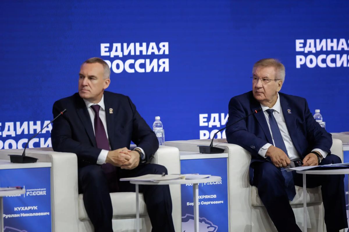 Принял участие в работе третьего этапа XXXIX конференции Ханты-Мансийского отделения «Единой России», где был принят региональный компонент народной программы, с которой партия идет на выборы Принял участие в работе третьего этапа XXXIX конференции Ханты-Мансийского отделения «Единой России», где был принят региональный компонент народной программы, с которой партия идет на выборы