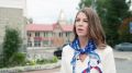 Синий форменный галстук, узнаваемая сумка на плече и удостоверение обходчика — представителей избирательных комиссий по экипировке видно издалека