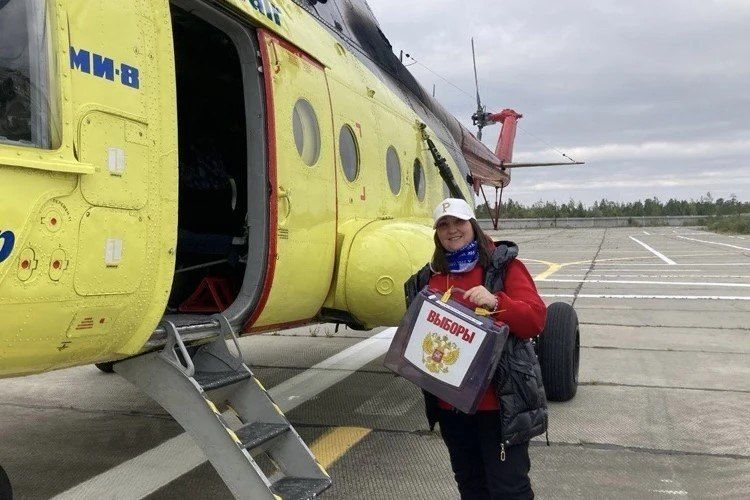 Избиркомы ХМАО на лодках и вертолетах добираются до избирателей Избиркомы ХМАО на лодках и вертолетах добираются до избирателей