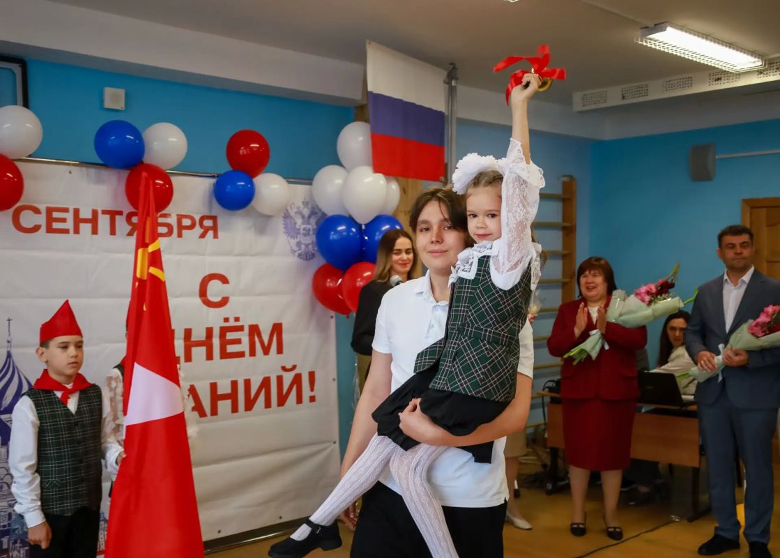Тысячи звонков на первый урок нового учебного года прозвенели сегодня в Югре Тысячи звонков на первый урок нового учебного года прозвенели сегодня в Югре