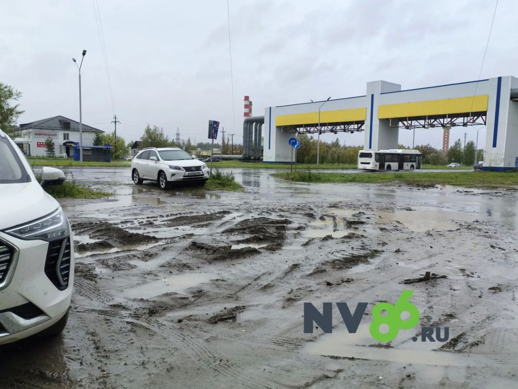 Месиво из грязи оставили коммунальщики после раскопок Месиво из грязи оставили коммунальщики после раскопок