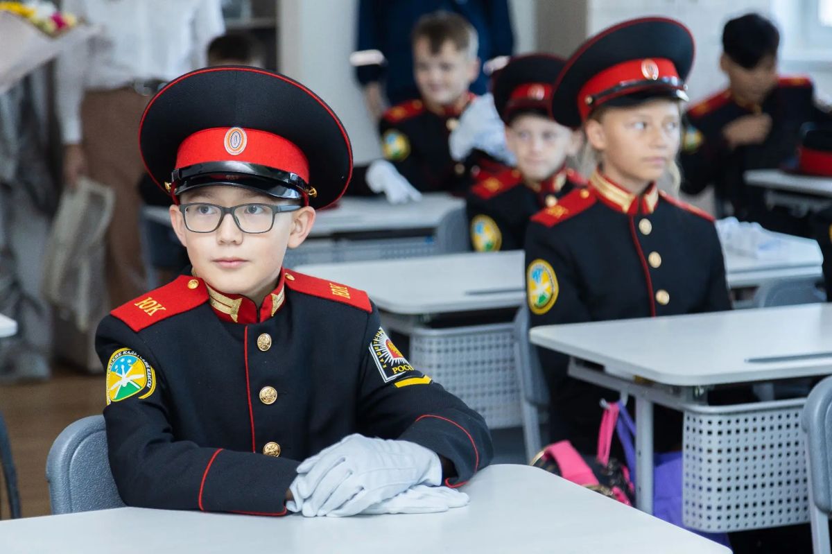 Максим Ряшин: Дорогие ребята! Уважаемые педагоги и родители! Поздравляю вас с Днём знаний! Максим Ряшин: Дорогие ребята! Уважаемые педагоги и родители! Поздравляю вас с Днём знаний!
