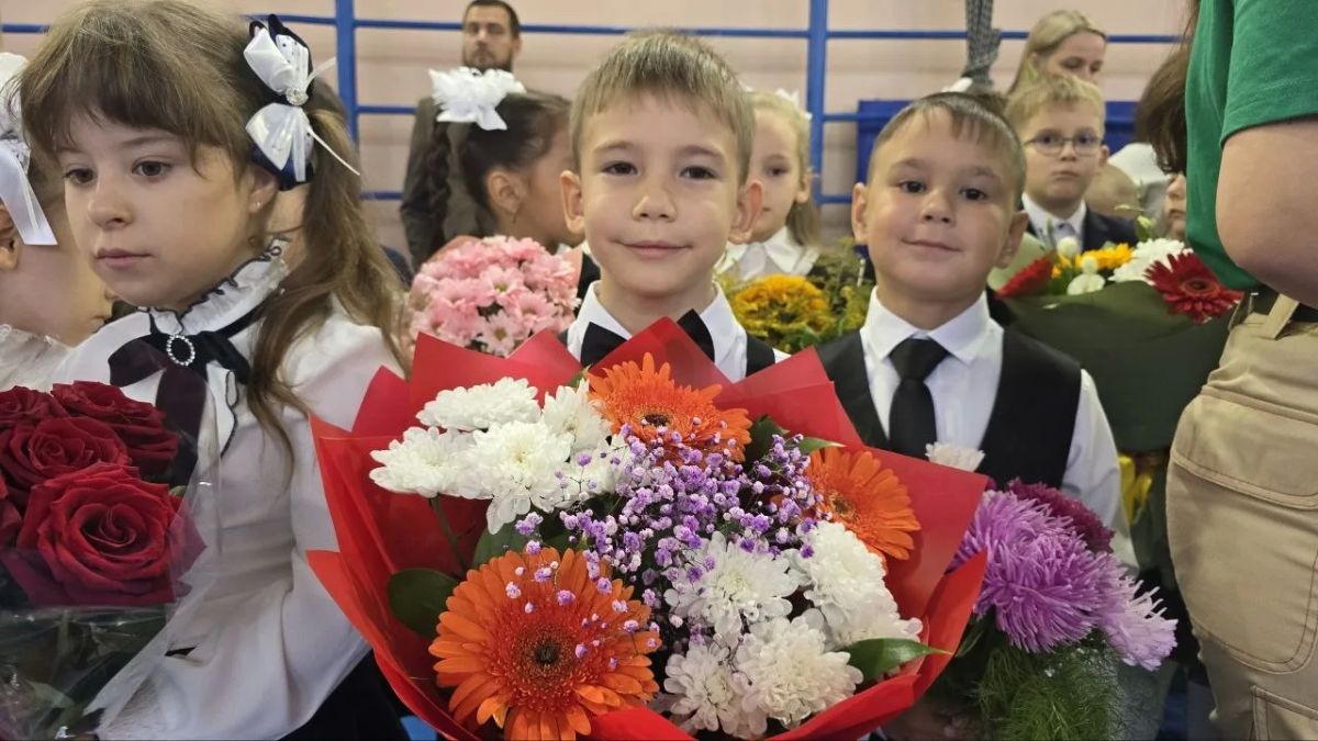 Торжественная линейка в школе №5, где в этом году открыли профильный класс Следкома Торжественная линейка в школе №5, где в этом году открыли профильный класс Следкома
