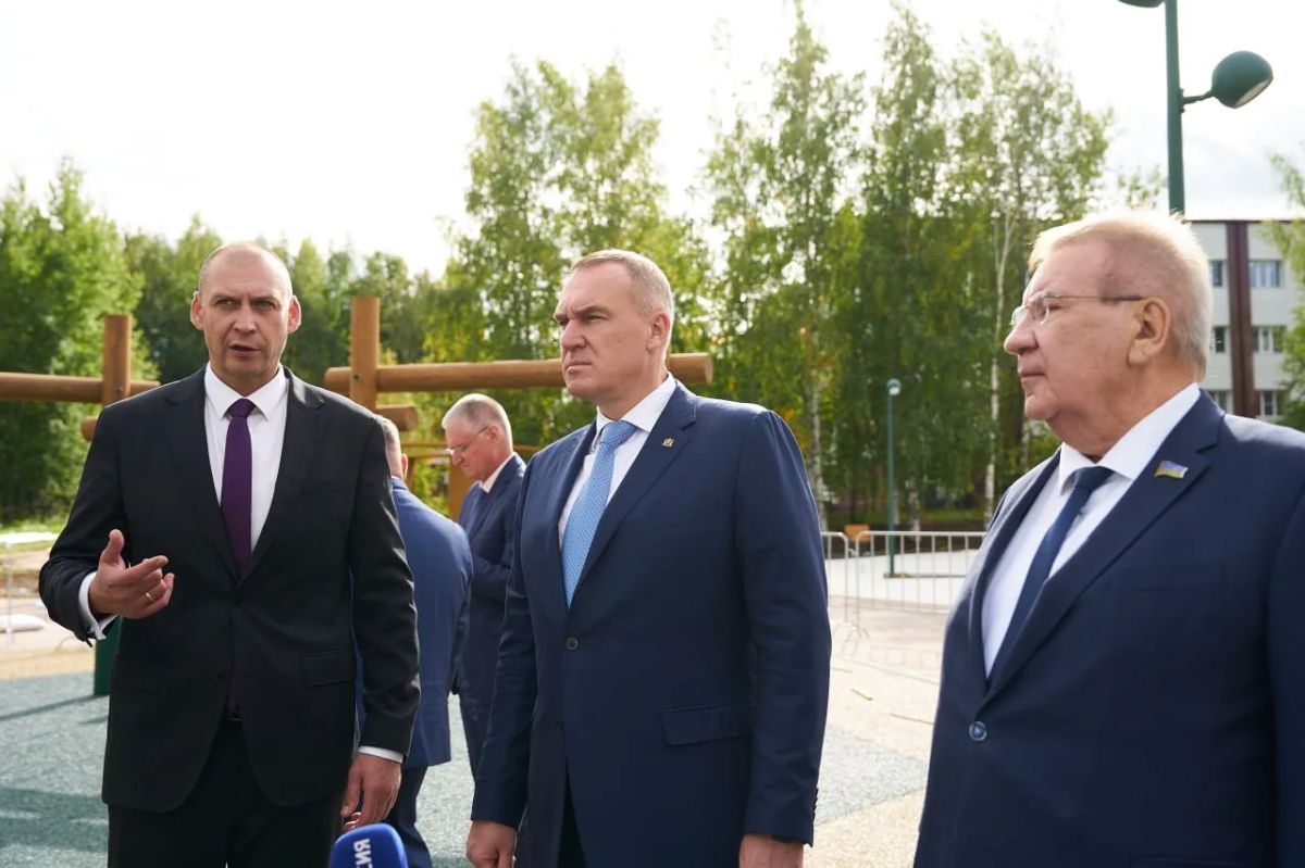 Руслан Кухарук оценил работы по благоустройству и строительству дороги в Мегионе Руслан Кухарук оценил работы по благоустройству и строительству дороги в Мегионе