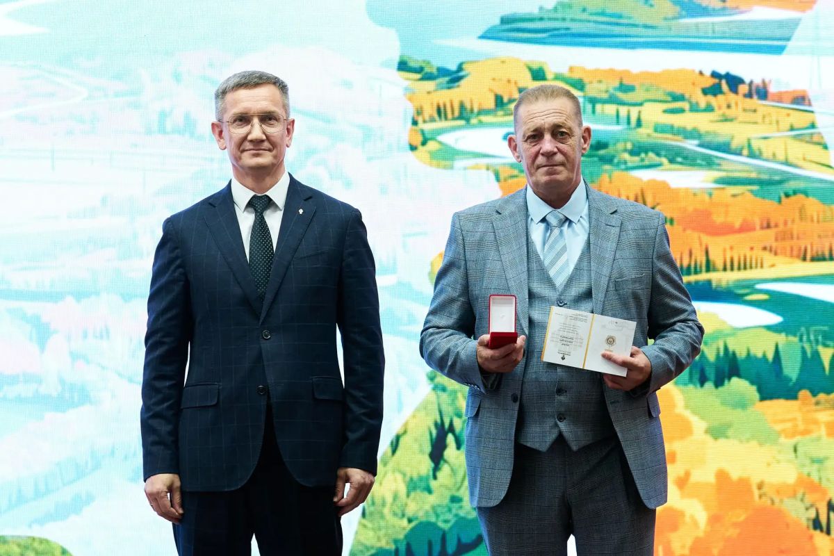 Владимир Якушев поздравил нефтяников «РН-Юганскнефтегаз» с профессиональным праздником Владимир Якушев поздравил нефтяников «РН-Юганскнефтегаз» с профессиональным праздником