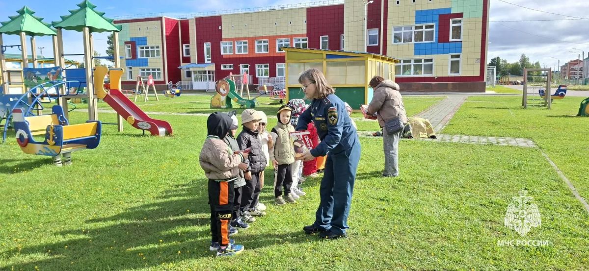 Юные воспитанники детского сада осваивают правила пожарной безопасности Юные воспитанники детского сада осваивают правила пожарной безопасности