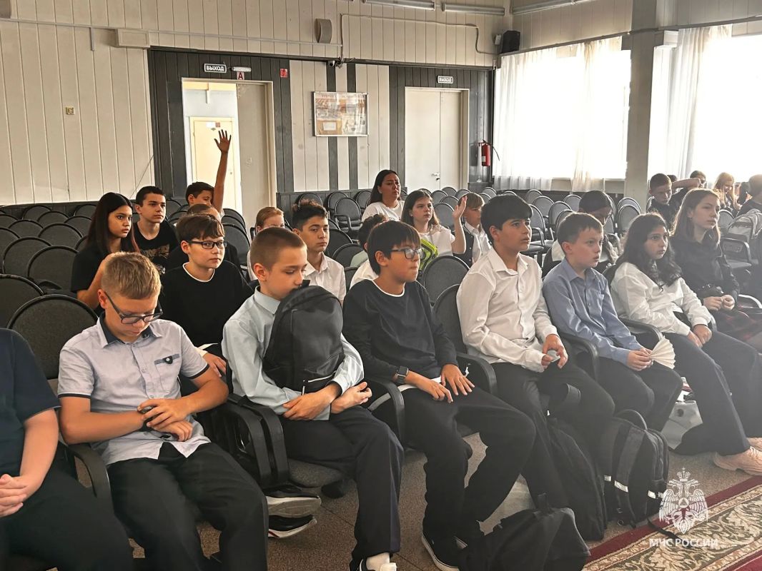 Спасатели учат школьников. В Лангепасе состоялось профилактическое мероприятие: специалисты МЧС России провели для учащихся 6–7 классов урок, посвящённый оказанию первой медицинской помощи Спасатели учат школьников. В Лангепасе состоялось профилактическое мероприятие: специалисты МЧС России провели для учащихся 6–7 классов урок, посвящённый оказанию первой медицинской помощи