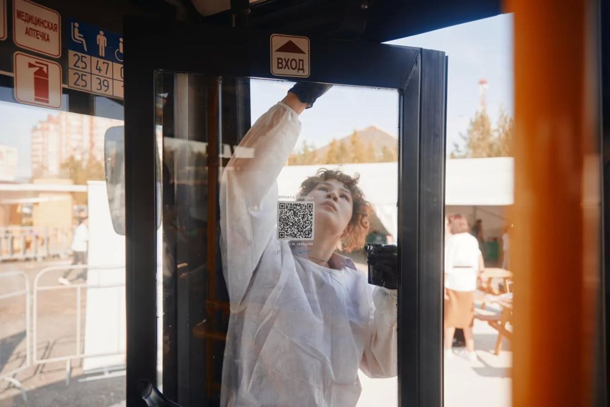 Глава Сургута и юные художники превратили старый автобус в арт-объект Глава Сургута и юные художники превратили старый автобус в арт-объект
