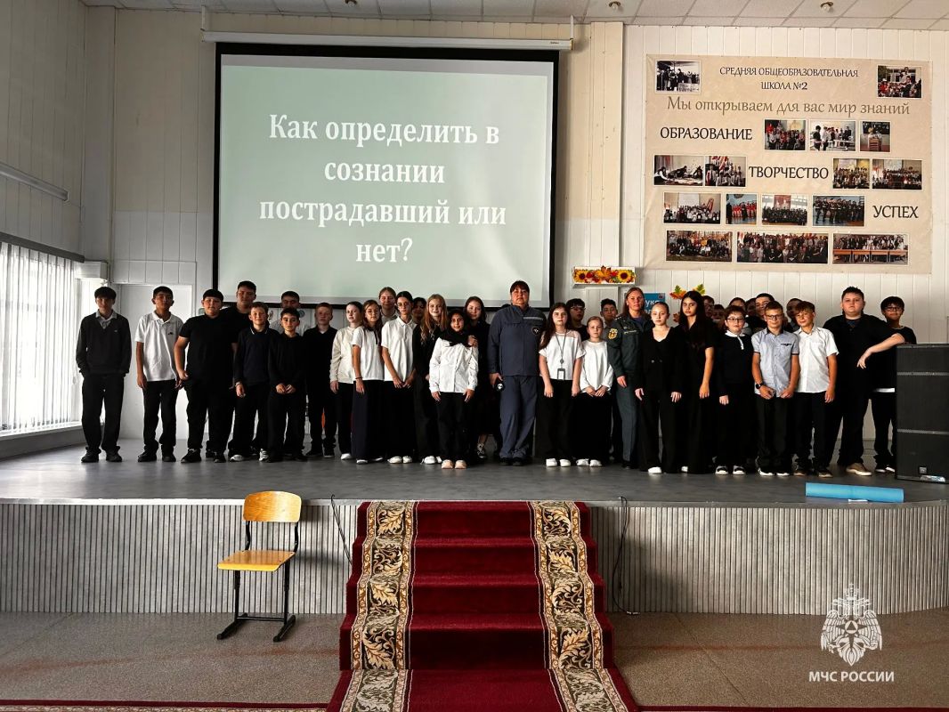 Спасатели учат школьников. В Лангепасе состоялось профилактическое мероприятие: специалисты МЧС России провели для учащихся 6–7 классов урок, посвящённый оказанию первой медицинской помощи Спасатели учат школьников. В Лангепасе состоялось профилактическое мероприятие: специалисты МЧС России провели для учащихся 6–7 классов урок, посвящённый оказанию первой медицинской помощи