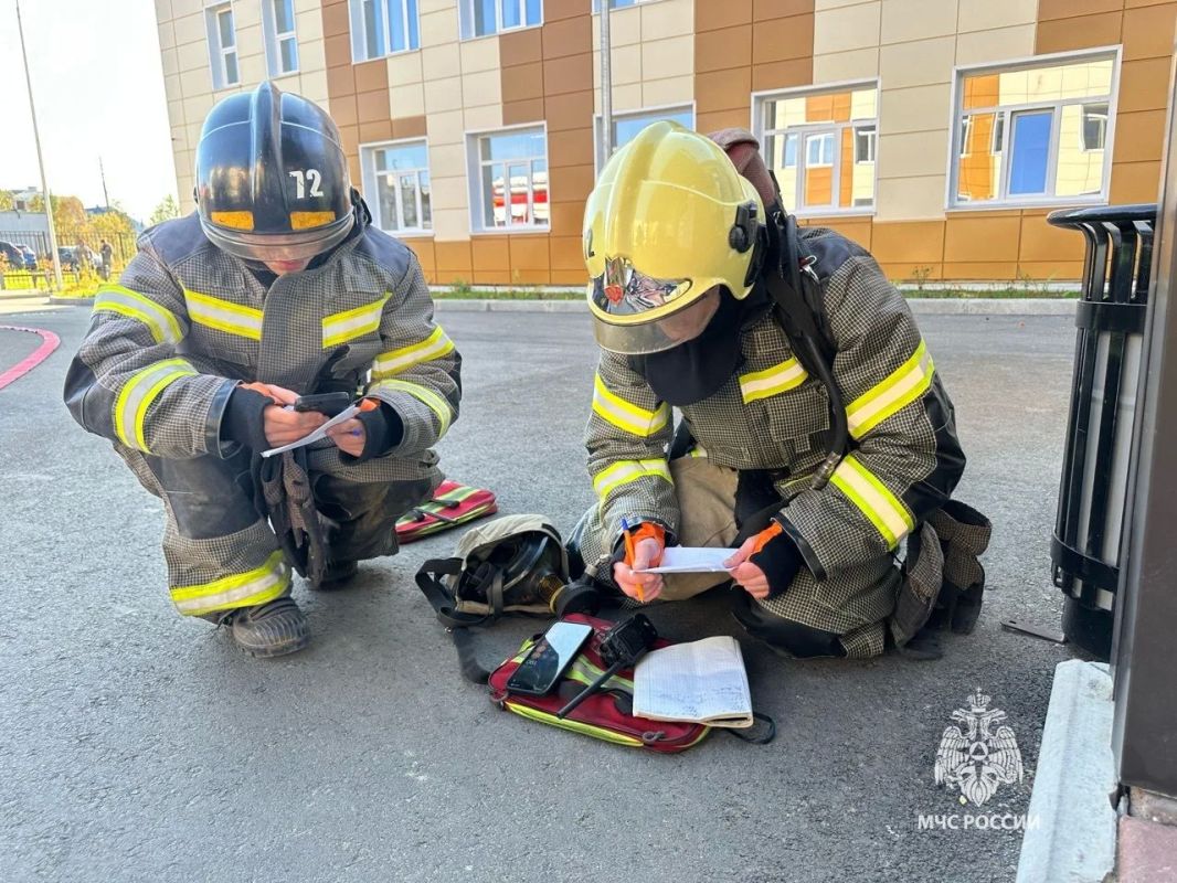 Пожарно-тактические учения прошли в школе Нягани Пожарно-тактические учения прошли в школе Нягани