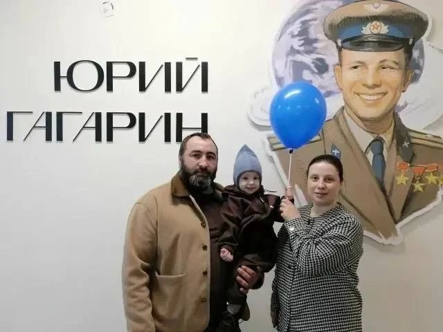 Выборы — всей семьёй! . Для многих югорчан это ещё один повод провести день вместе — прийти на избирательный участок всей семьёй, показать детям важность участия и сохранить этот момент на память Выборы — всей семьёй! . Для многих югорчан это ещё один повод провести день вместе — прийти на избирательный участок всей семьёй, показать детям важность участия и сохранить этот момент на память