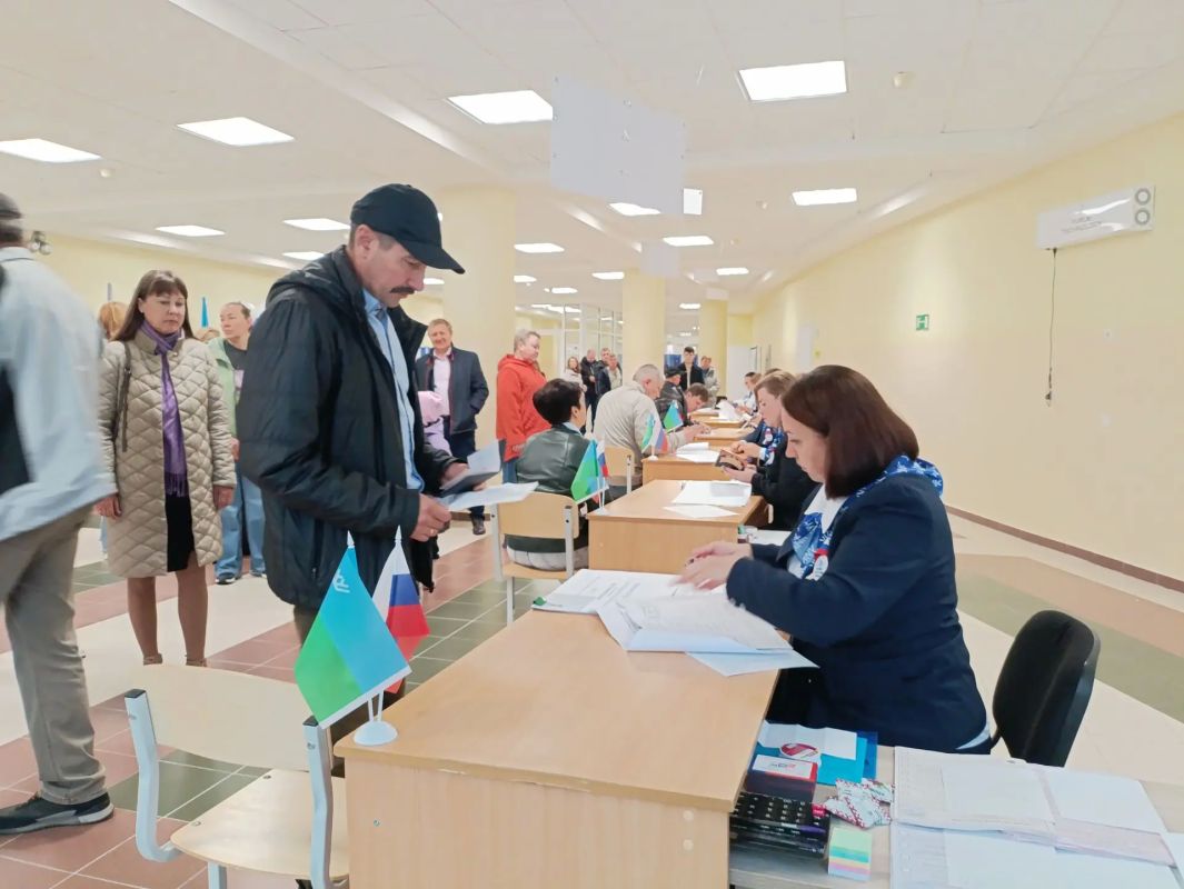 На избирательных участках проголосовали первые посетители На избирательных участках проголосовали первые посетители