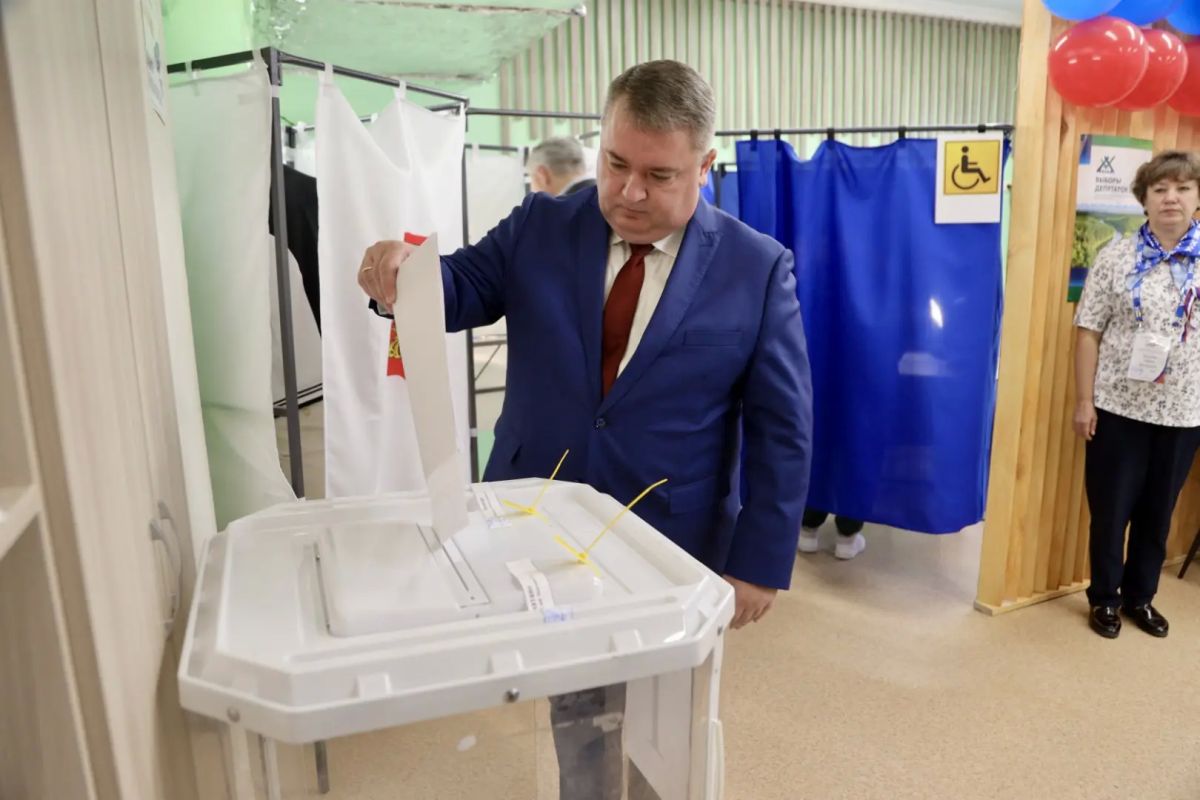 Дмитрий Кощенко: Сегодняшнее утро вместе с супругой начал с посещения избирательного участка Дмитрий Кощенко: Сегодняшнее утро вместе с супругой начал с посещения избирательного участка