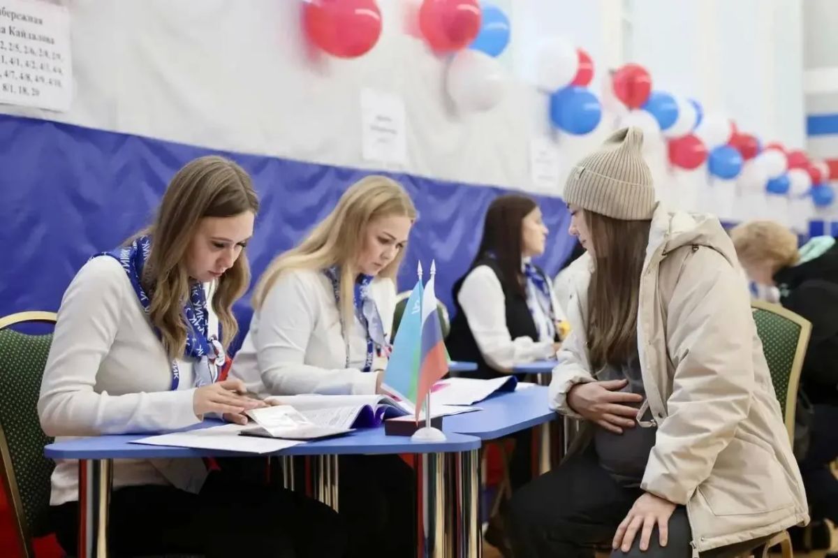 Выборы — всей семьёй! . Для многих югорчан это ещё один повод провести день вместе — прийти на избирательный участок всей семьёй, показать детям важность участия и сохранить этот момент на память Выборы — всей семьёй! . Для многих югорчан это ещё один повод провести день вместе — прийти на избирательный участок всей семьёй, показать детям важность участия и сохранить этот момент на память