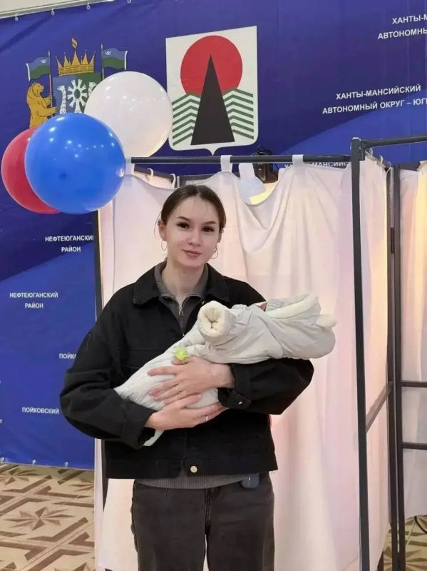 Выборы — всей семьёй! . Для многих югорчан это ещё один повод провести день вместе — прийти на избирательный участок всей семьёй, показать детям важность участия и сохранить этот момент на память Выборы — всей семьёй! . Для многих югорчан это ещё один повод провести день вместе — прийти на избирательный участок всей семьёй, показать детям важность участия и сохранить этот момент на память