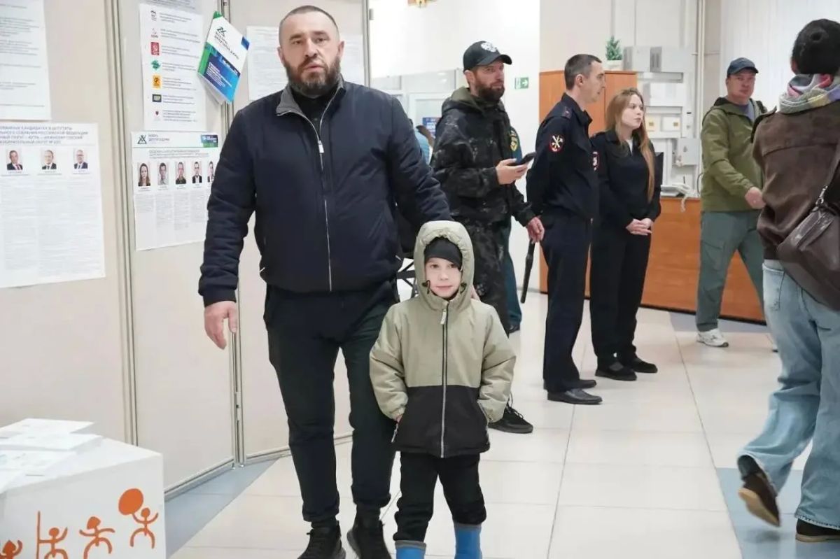 Выборы — всей семьёй! . Для многих югорчан это ещё один повод провести день вместе — прийти на избирательный участок всей семьёй, показать детям важность участия и сохранить этот момент на память Выборы — всей семьёй! . Для многих югорчан это ещё один повод провести день вместе — прийти на избирательный участок всей семьёй, показать детям важность участия и сохранить этот момент на память