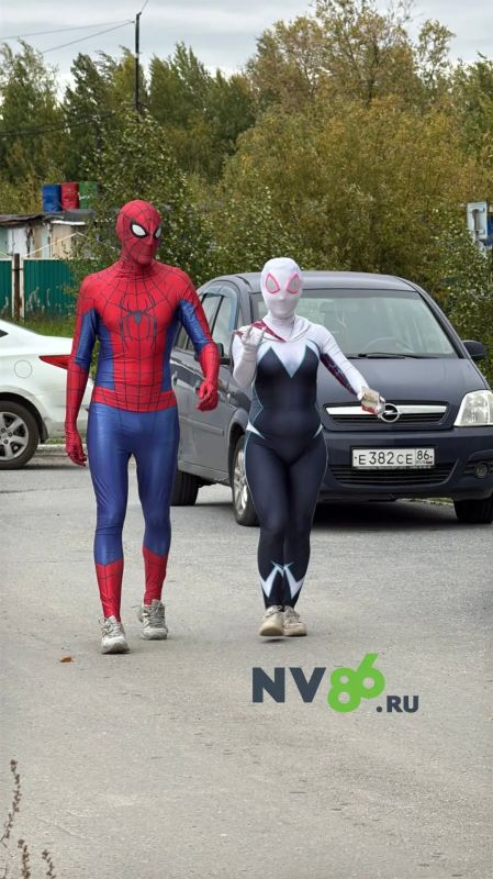 Просто Человек-паук с паучихой идут голосовать на свой участок в ДШИ 3