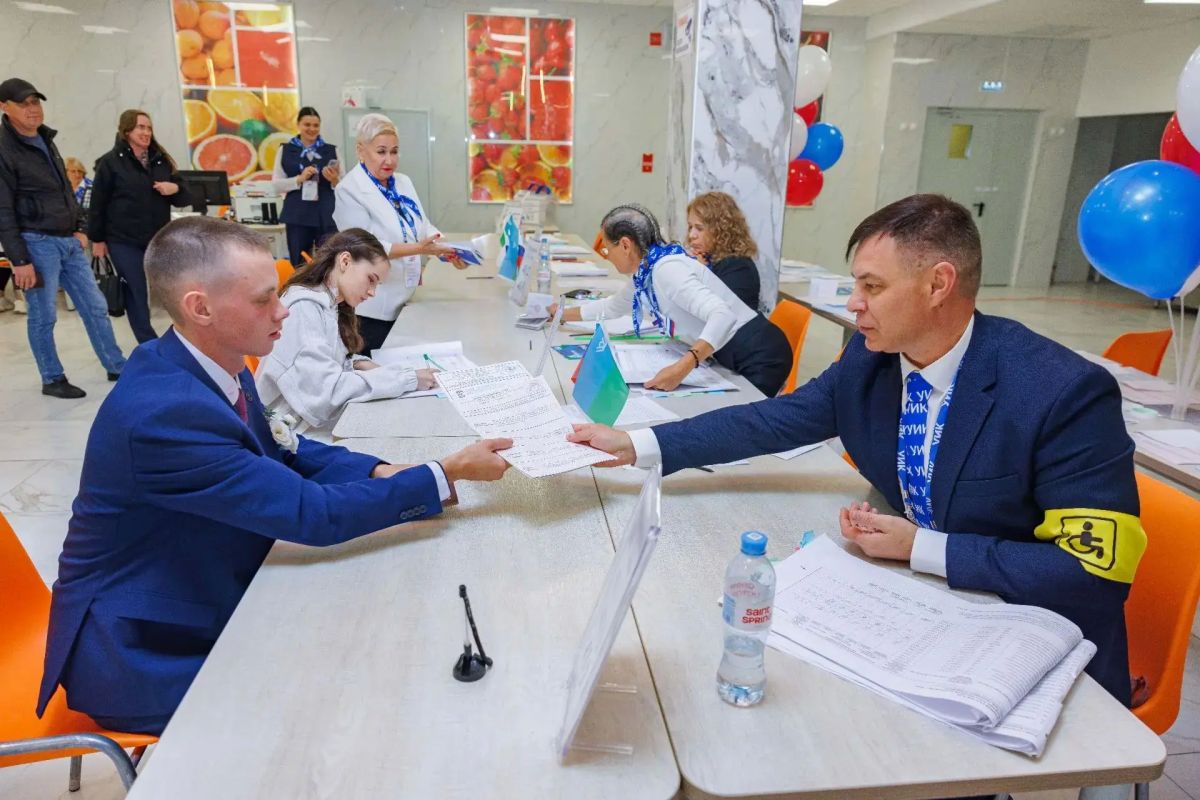 В Югре молодожёны начали семейную жизнь с голосования В Югре молодожёны начали семейную жизнь с голосования