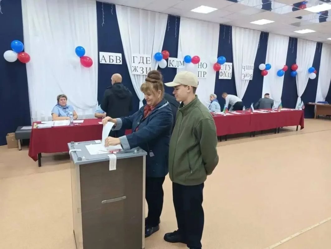 Выборы — всей семьёй! . Для многих югорчан это ещё один повод провести день вместе — прийти на избирательный участок всей семьёй, показать детям важность участия и сохранить этот момент на память Выборы — всей семьёй! . Для многих югорчан это ещё один повод провести день вместе — прийти на избирательный участок всей семьёй, показать детям важность участия и сохранить этот момент на память