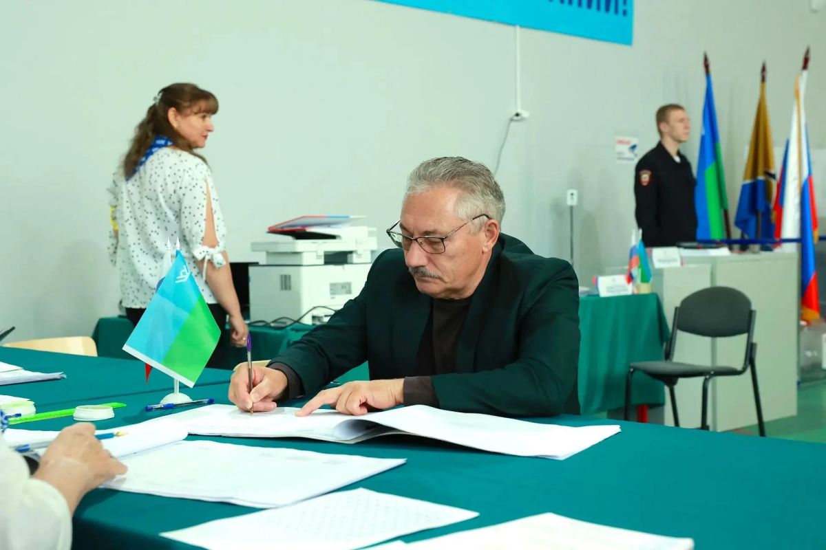 Сергей Михайлович Косенок, ректор Сургутского государственного университета принял участие в голосовании