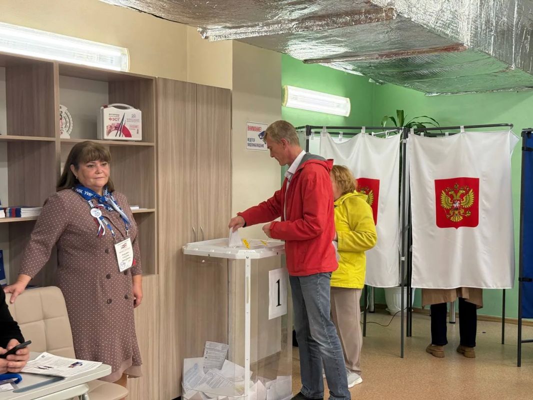 Первый (и рабочий, между прочим) день выборов - а на участках ажиотаж Первый (и рабочий, между прочим) день выборов - а на участках ажиотаж
