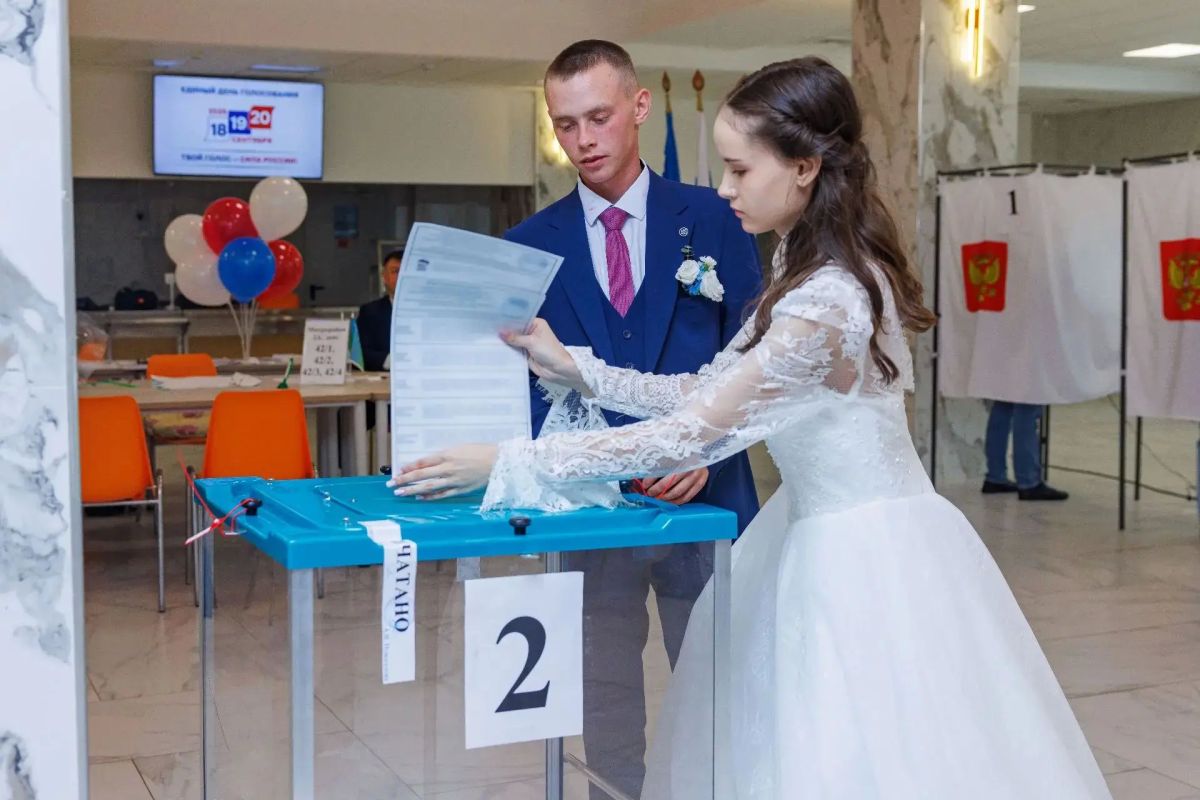 В Югре молодожёны начали семейную жизнь с голосования В Югре молодожёны начали семейную жизнь с голосования