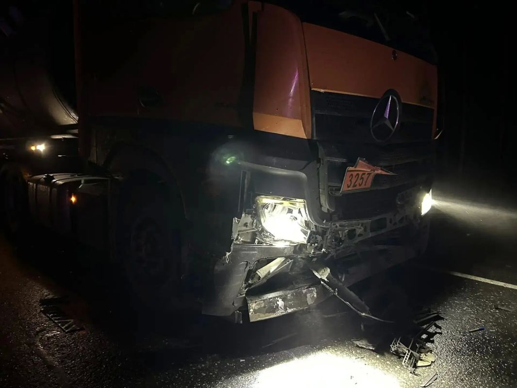 Два человека погибли на трассе Тюмень-Ханты-Мансийск под Тобольском. Накануне вечером там столкнулись большегруз Мерседес и вазовская легковушка Два человека погибли на трассе Тюмень-Ханты-Мансийск под Тобольском. Накануне вечером там столкнулись большегруз Мерседес и вазовская легковушка