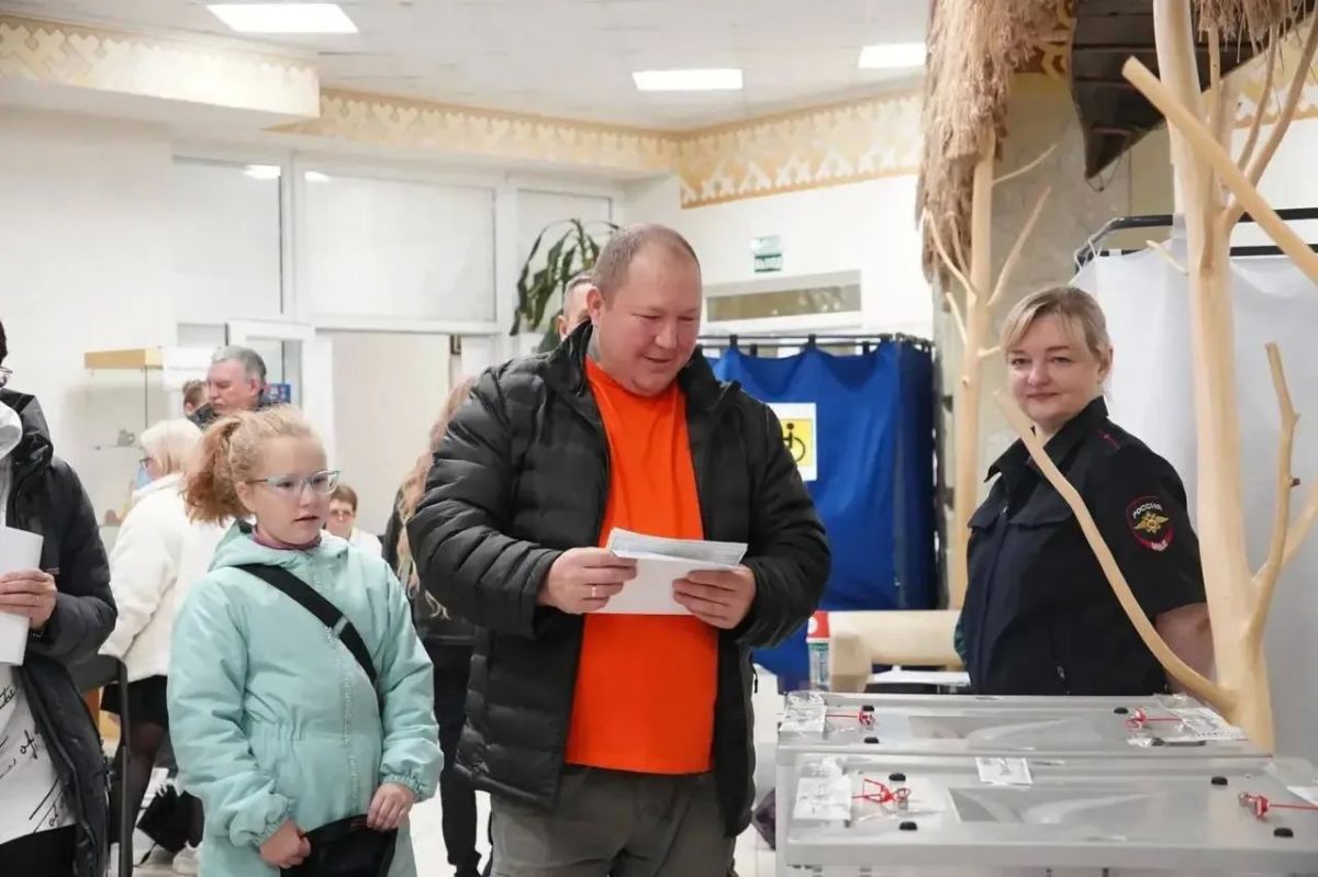 Выборы — всей семьёй! . Для многих югорчан это ещё один повод провести день вместе — прийти на избирательный участок всей семьёй, показать детям важность участия и сохранить этот момент на память Выборы — всей семьёй! . Для многих югорчан это ещё один повод провести день вместе — прийти на избирательный участок всей семьёй, показать детям важность участия и сохранить этот момент на память