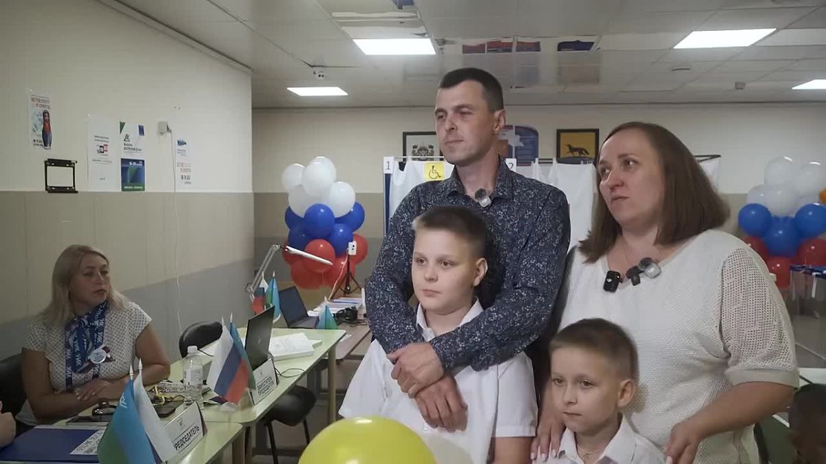Голосуем всей семьёй. . Сегодня дружным составом сделать свой выбор пришла семья Дениса и Натальи Костиных