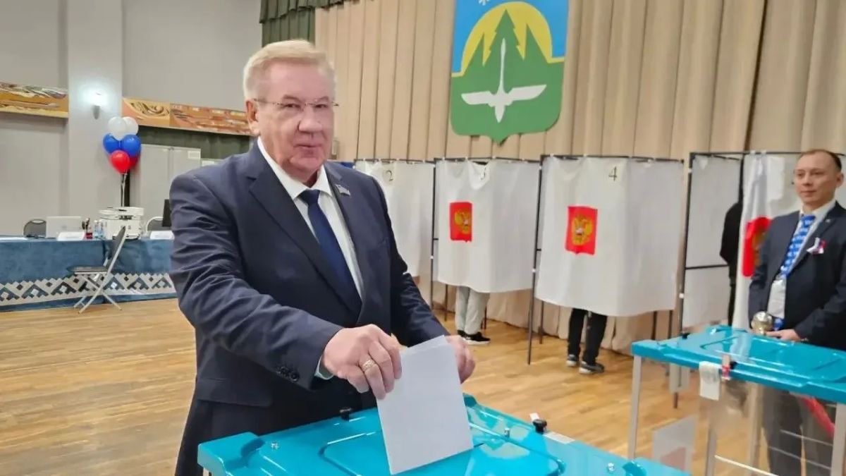 Председатель Думы Югры, Секретарь Ханты-Мансийского регионального отделения партии Борис Хохряков проголосовал на выборах Председатель Думы Югры, Секретарь Ханты-Мансийского регионального отделения партии Борис Хохряков проголосовал на выборах
