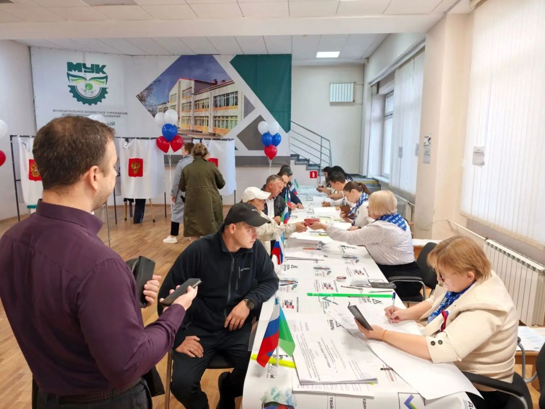 На избирательных участках проголосовали первые посетители На избирательных участках проголосовали первые посетители