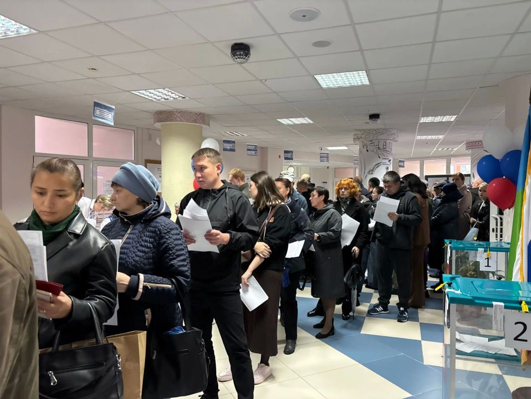 На избирательных участках проголосовали первые посетители На избирательных участках проголосовали первые посетители