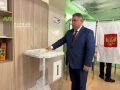 Одним из первых проголосовал глава Нижневартовска Дмитрий Кощенко на своем участке в 21 школе