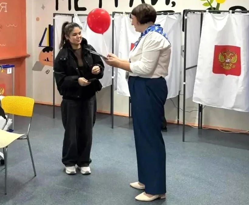 В эти дни на избирательные участки приходят вартовчане, которые голосуют впервые В эти дни на избирательные участки приходят вартовчане, которые голосуют впервые